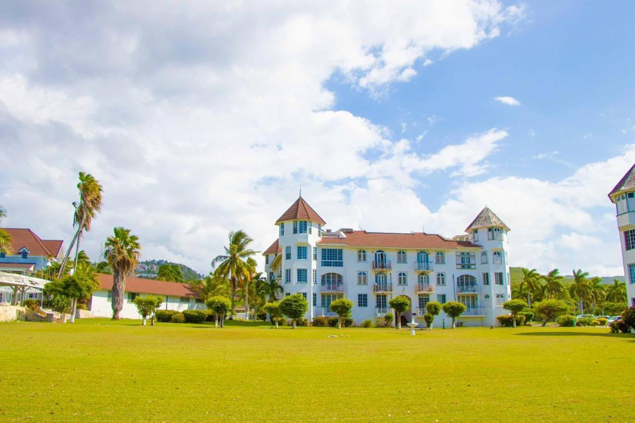 Malibu Ocean View Studio Apartment Teluk Montego Bagian luar foto